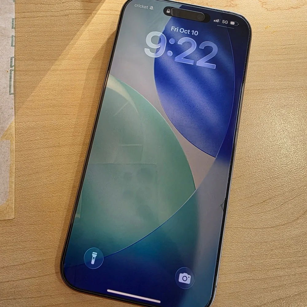 Sleek Black Smartphone with Optimal Battery Performance